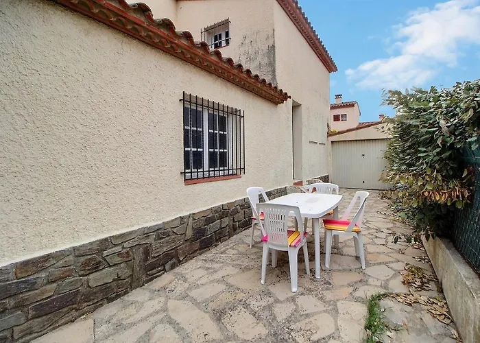 Meuble Trois Etoiles Au Premier Etage D\'Une Maison Typique