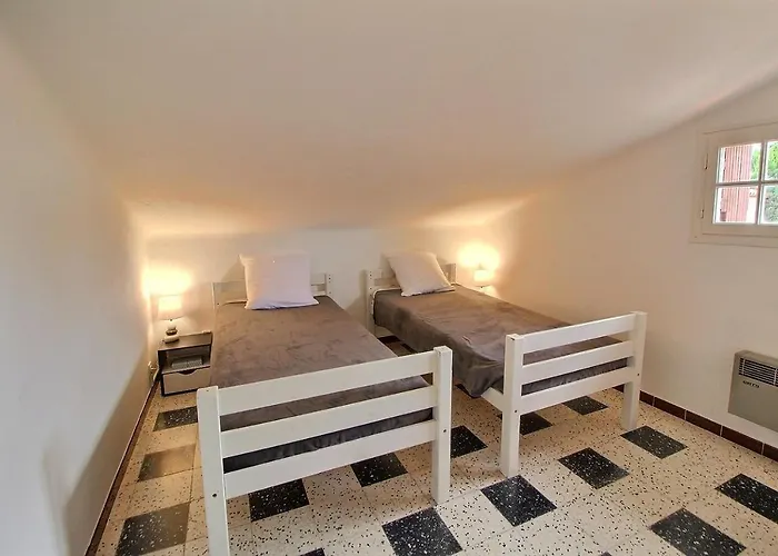 Meuble Trois Etoiles Au Premier Etage D\'Une Maison Typique