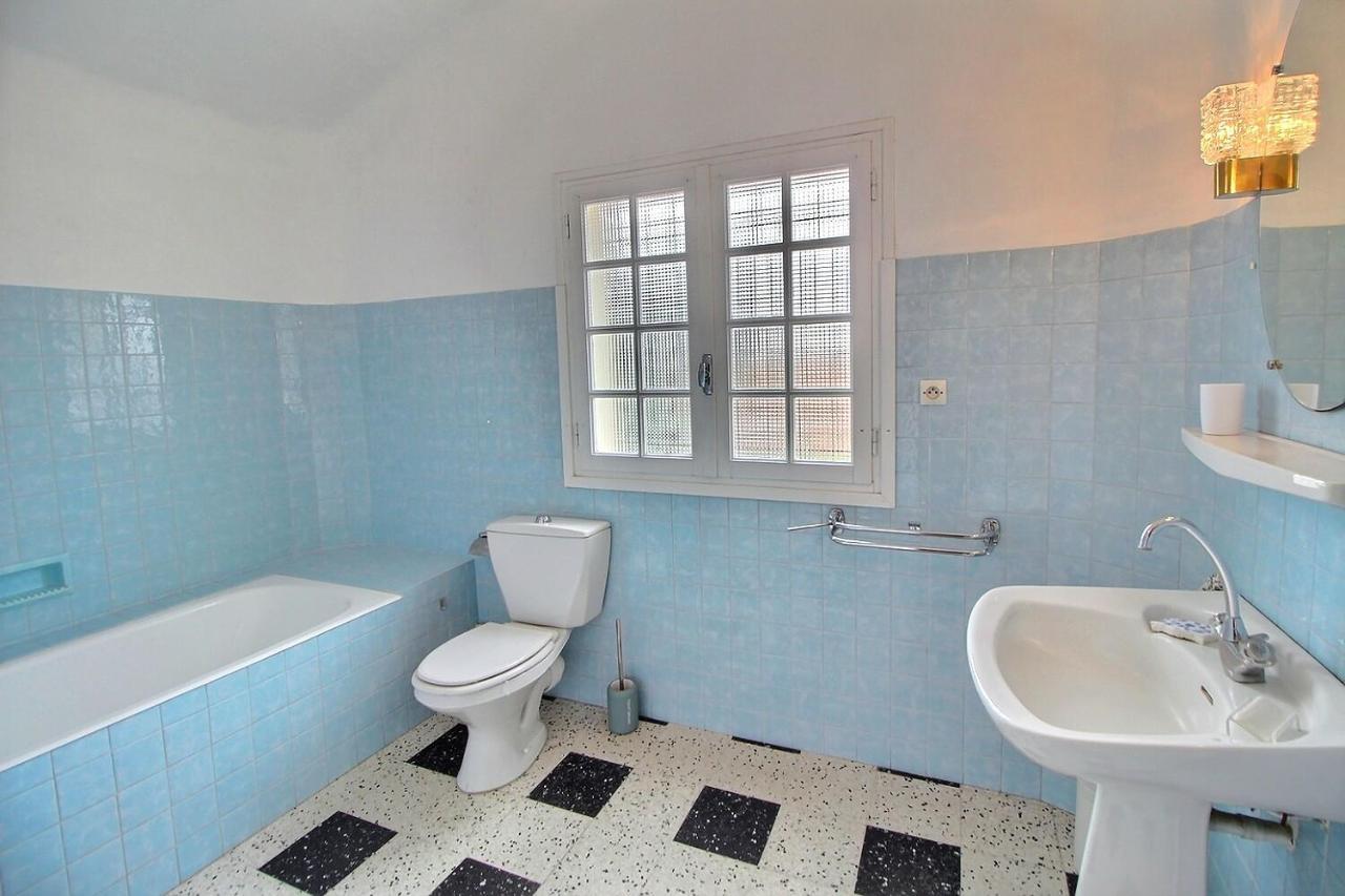 Meuble Trois Etoiles Au Premier Etage D'une Maison Typique
