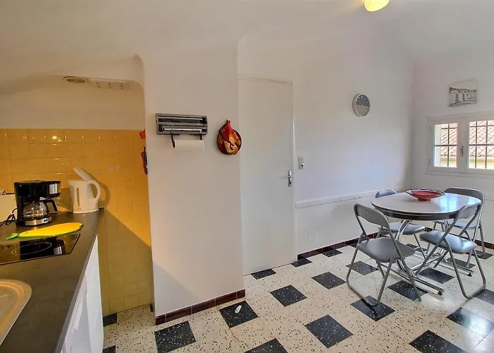 Meuble Trois Etoiles Au Premier Etage D\'Une Maison Typique