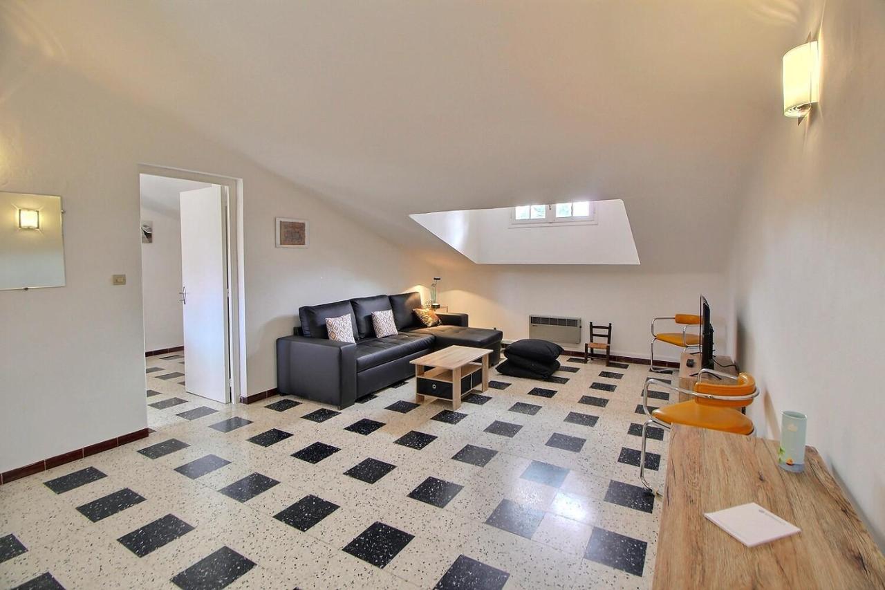 Meuble Trois Etoiles Au Premier Etage D'une Maison Typique *
